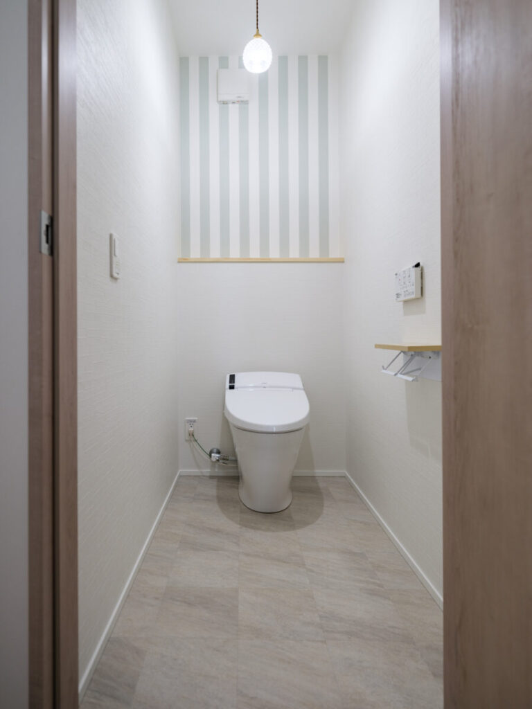 十和田市 大型リフォーム アクセントクロスが可愛いトイレ｜八戸市 工務店 グリーンホームズ